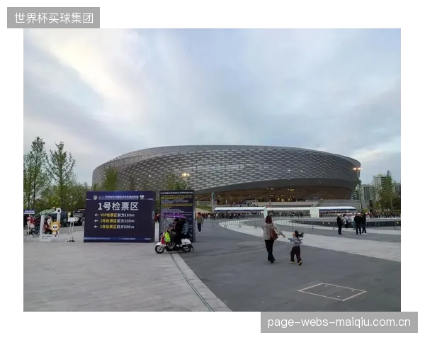 凤凰山专业足球场再迎观赛高峰,成都蓉城主场氛围持续火爆。 凤凰山专业足球场再迎观赛高峰,成都蓉城主场氛围持续火爆。